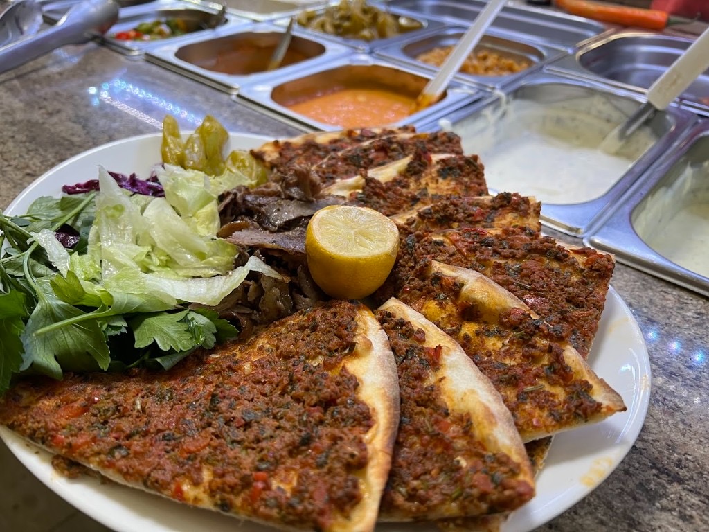 Lahmacun-Teller mit Dönerfleisch und frischem Salat