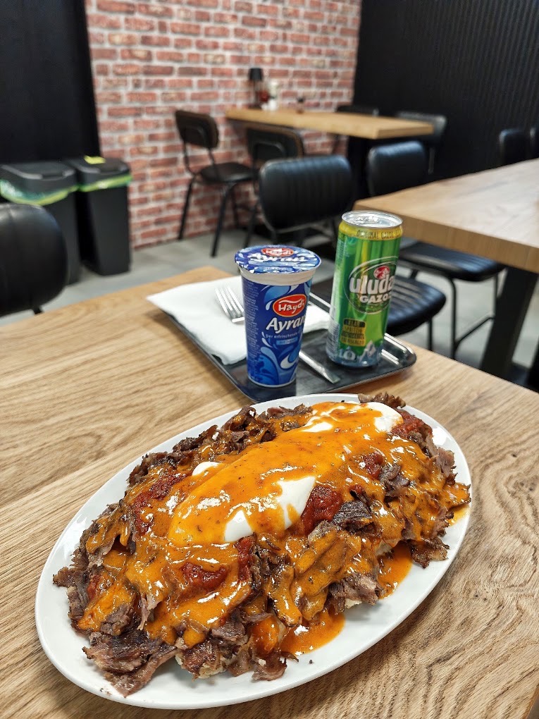 Döner-Teller mit Joghurt und Tomatensoße, dazu Ayran