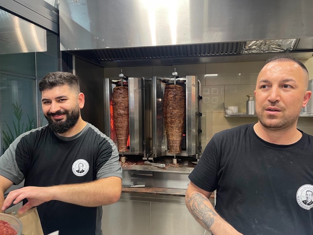 Das Team vom Marbacher Döner vor dem Dönerspieß